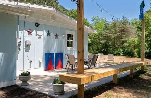 Riverside Casa | Little Blue Cottage: a wooded getaway near beaches and towns