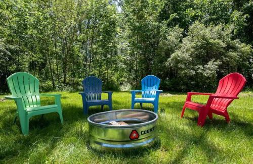 Riverside Casa | Little Blue Cottage: a wooded getaway near beaches and towns