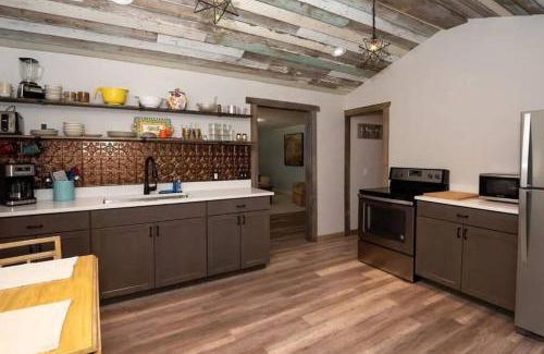 Riverside Casa | Little Blue Cottage: a wooded getaway near beaches and towns