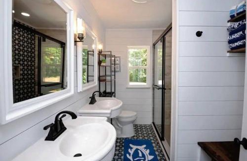 Riverside Casa | Little Blue Cottage: a wooded getaway near beaches and towns