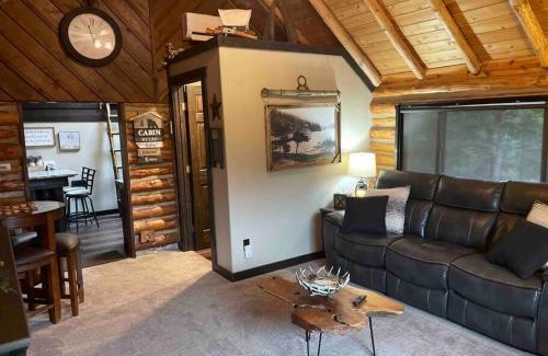 Post Falls Casa | Little Cabin in the Woods.