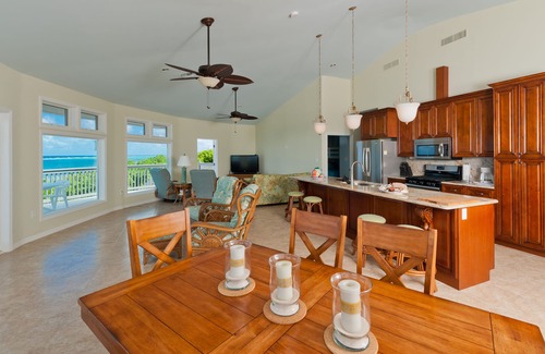 Little Cayman Villa | Little Cayman Escape- Lighthouse Vistas del Mar Caribe