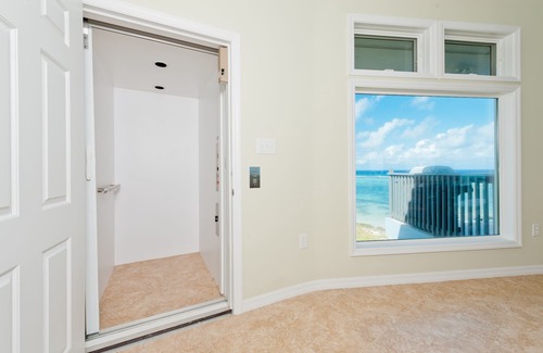 Little Cayman Villa | Little Cayman Escape- Lighthouse Vistas del Mar Caribe