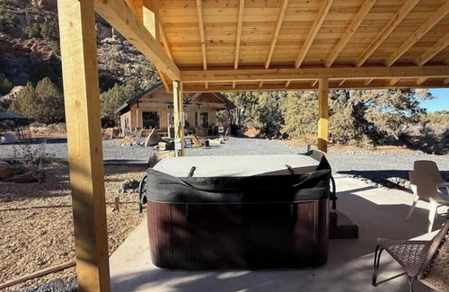 Apple Valley Casa | Little Creek Mesa Cabin with Zion NP Views-Jacuzzi