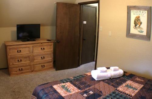 Red River Casa | Little Fanny - Pet Friendly - Satellite - Fireplace - Grill - Close to Everything