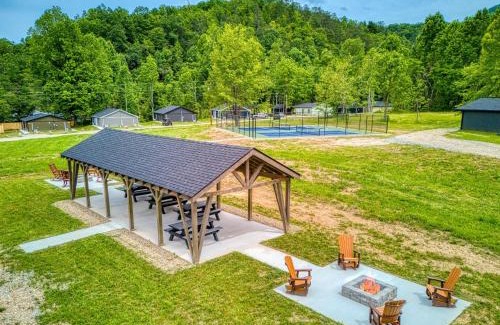 Cosby Casa | Little Gem Cabin-Pickleball Court, Creek, WIFI, Mountain Views, Starting at 79"