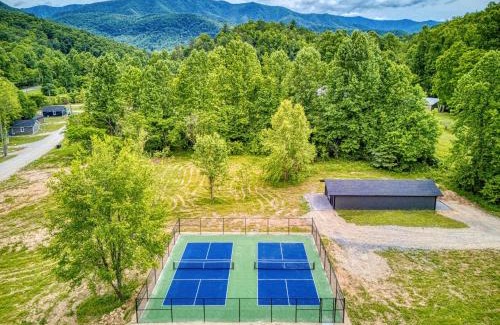 Cosby Casa | Little Gem Cabin-Pickleball Court, Creek, WIFI, Mountain Views, Starting at 79"