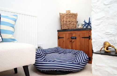 Mumbles Casa | Little Gem in the Mumbles! Fishermans Cottage with Log Burner, Dog friendly and Welcome Breakfast Hamper!