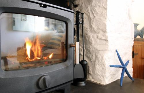 Mumbles Casa | Little Gem in the Mumbles! Fishermans Cottage with Log Burner, Dog friendly and Welcome Breakfast Hamper!