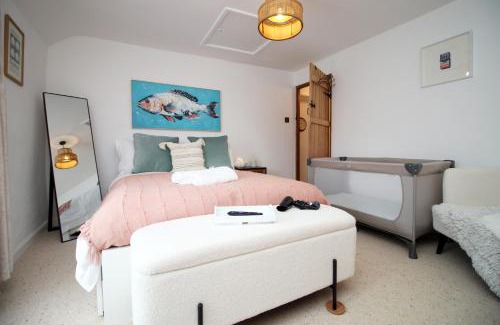 Mumbles Casa | Little Gem in the Mumbles! Fishermans Cottage with Log Burner, Dog friendly and Welcome Breakfast Hamper!