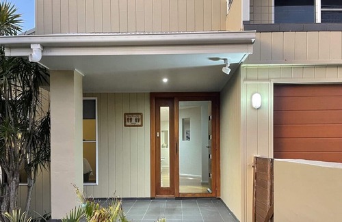 Lake Cathie Casa | Little Gems whole house accomodation 200m from beach!