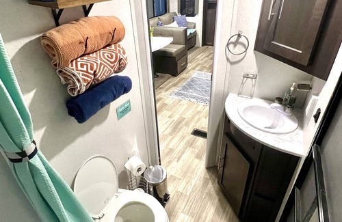 Oxnard Casa | Little home on wheels! RV with free parking on premises