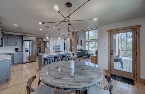 Lead Chalet De Esquí | Little Hope 4BR Chalet at Terry Peak with Jacuzzi Hot Tub - Sleeps 14