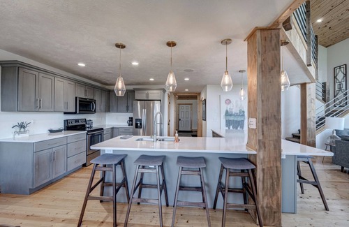 Lead Chalet De Esquí | Little Hope 4BR Chalet at Terry Peak with Jacuzzi Hot Tub - Sleeps 14
