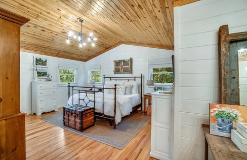 Lake Sequoyah Casa | Little House In The Woods | Stunning Kitchen With Designer Touches