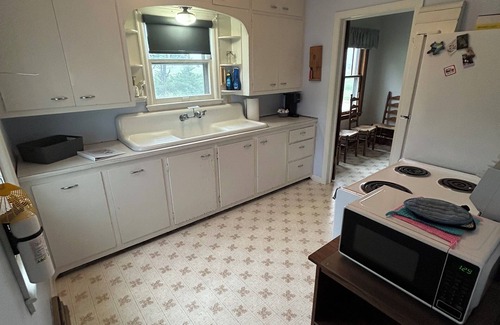 Osborne County Otro | Little House Inn - Charming 4-bedroom farmhouse with AC, WiFi near Tipton