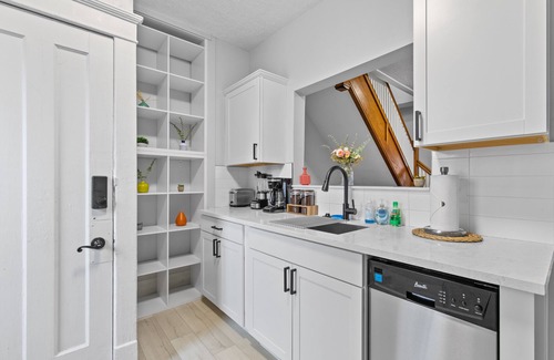 Ferndale Casa | Little House on Laprairie - Long Term Availability - Near DT Ferndale & Detroit
