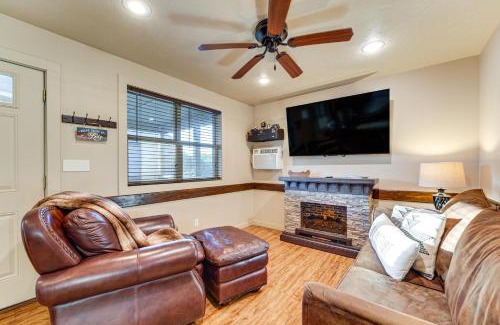 Lampe Casa | Little Indian Resort Cabin Pool and Walk to Lake!