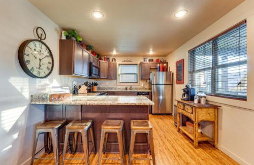 Lampe Casa | Little Indian Resort Cabin Pool and Walk to Lake!