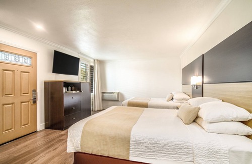 West Newport Hotel | Little Inn By The Bay Newport Beach