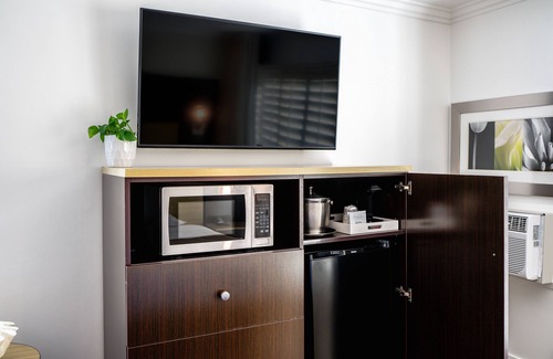West Newport Hotel | Little Inn By The Bay Newport Beach