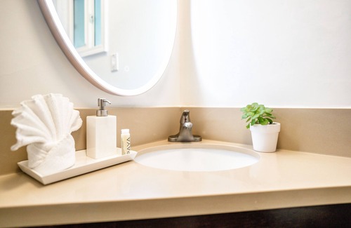 West Newport Hotel | Little Inn By The Bay Newport Beach