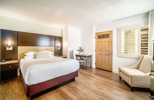 West Newport Hotel | Little Inn By The Bay Newport Beach