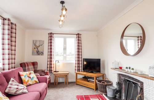 Drumchork Cabaña | LITTLE LOCH VIEW, pet friendly, character holiday cottage in Poolewe