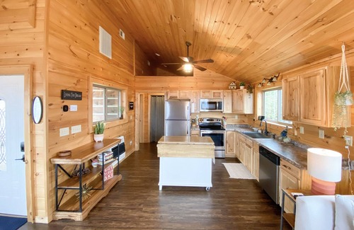 Blowing Rock Cabina | Little Log Cabin: Cozy 1BR w/ Long Range Views