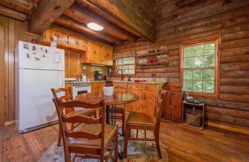 Saluda Cabina | Little Log Cabin in the Woods