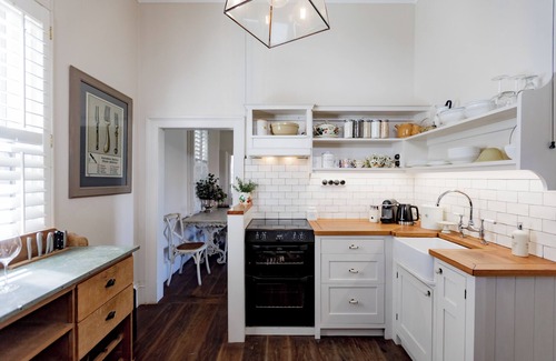 Wollongong Cabaña | Little Milton restored Heritage Cottage 5 minutes walk to Harbour, Beaches & CBD