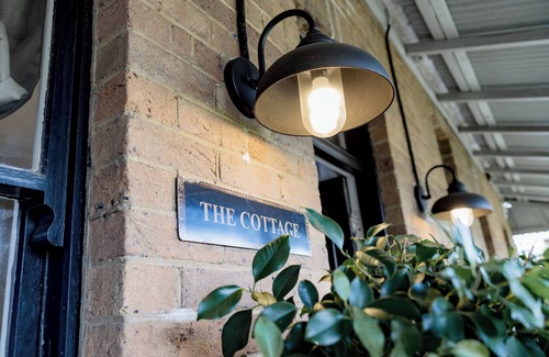Wollongong Cabaña | Little Milton restored Heritage Cottage 5 minutes walk to Harbour, Beaches & CBD