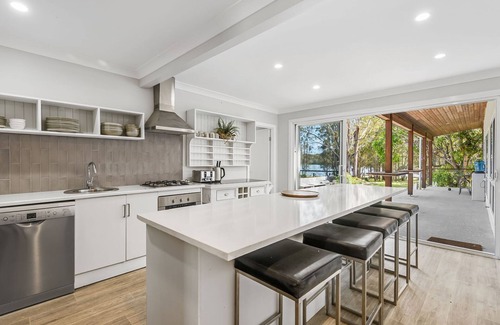 West Haven Casa | Little Mirror Bay - 4 bedroom holiday home with water views