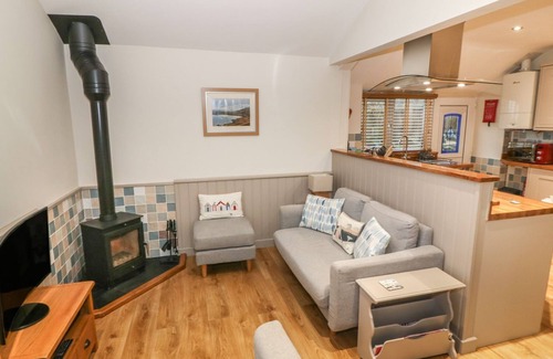 Caergeiliog Cabaña | LITTLE NETHERLEIGH, pet friendly, with open fire in Trearddur Bay