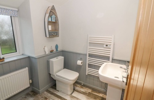 Caergeiliog Cabaña | LITTLE NETHERLEIGH, pet friendly, with open fire in Trearddur Bay