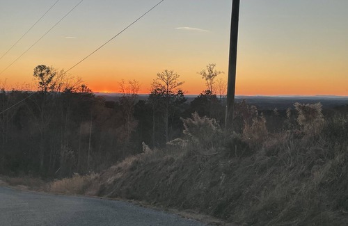 Kedron Cabina | Little Off Grid Cabin! Close to Downtown Leipers Fork!