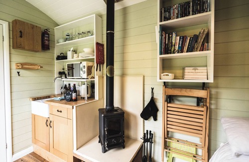 Winestead Cabaña | LITTLE OTCHAN SHEPHERD'S HUT, romantic, with hot tub in Roos