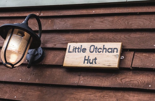 Winestead Cabaña | LITTLE OTCHAN SHEPHERD'S HUT, romantic, with hot tub in Roos