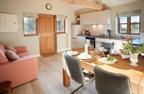 Bodenham Casa | Little Owls Barn duerme 2 en este acogedor granero de conversión con vistas a los huertos de manzanas en el corazón de la hermosa campiña de Herefordshire. Consulta disponibilidad y reserva hoy!
