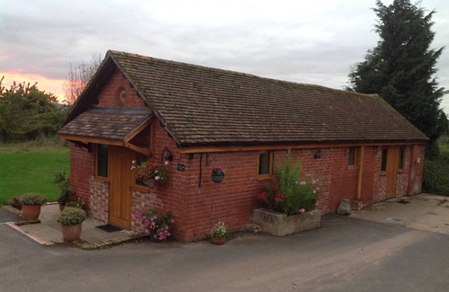 Bodenham Casa | Little Owls Barn duerme 2 en este acogedor granero de conversión con vistas a los huertos de manzanas en el corazón de la hermosa campiña de Herefordshire. Consulta disponibilidad y reserva hoy!