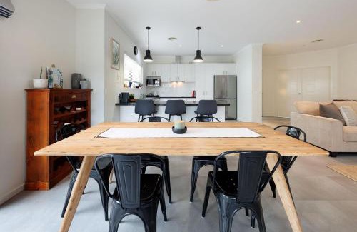 North Albury Casa | Little Palace on Buckingham