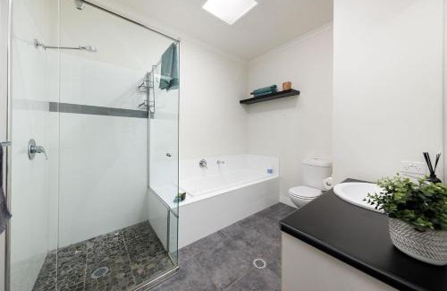 North Albury Casa | Little Palace on Buckingham
