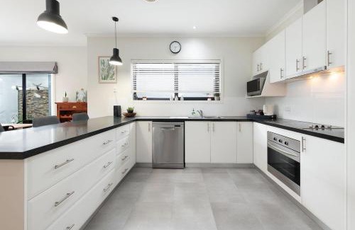 North Albury Casa | Little Palace on Buckingham