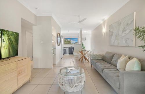 Manoora Apartamento | Little Palm- 2 Bedroom Tropical Escape