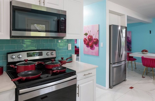 University Heights Casa | Little Paris 5 BR entire house - University Heights