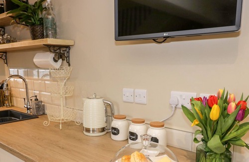 Coleford Cabaña | LITTLE PERRY AT PERRYWOOD END, family friendly in Wadborough