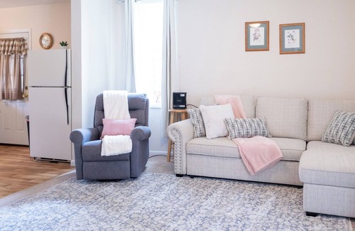 Mill Hall Casa | Little Red House on Hill Street 1bd, 1bth sleeps 4