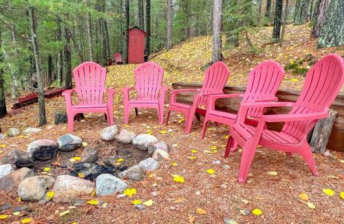 Three Lakes Casa | Little Red Lakeside Cabin