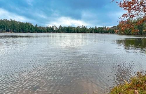 Three Lakes Casa | Little Red Lakeside Cabin