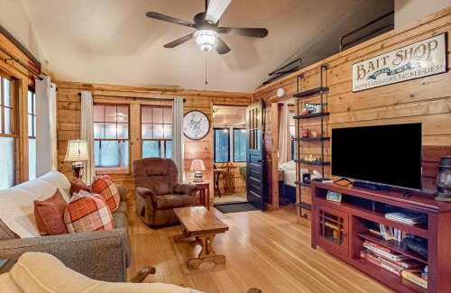 Three Lakes Casa | Little Red Lakeside Cabin